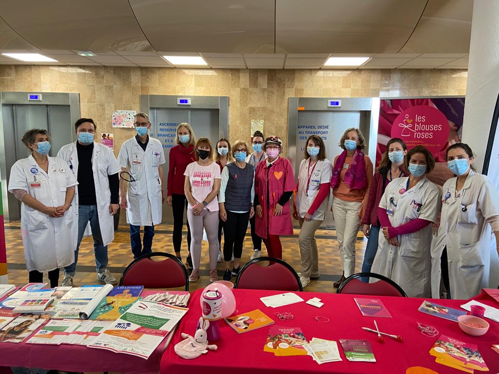 Antoine_Beclere's tweet photo. Les équipes du CeMA, de gynécologie-obstétrique, de radiologie, de l’UTEP et des RU ont répondu hier aux questions des personnels, visiteurs et patients sur la prise en charge du #cancerdusein @Antoine_Beclere @APHP avec @CRCDC_IDF @LesBlousesRoses et Rosamov #OctobreRose2022 🎀 https://t.co/XQTEkH4AWH