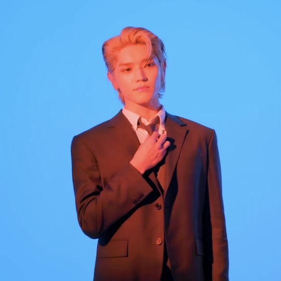 hourly taeyong ! tweet media
