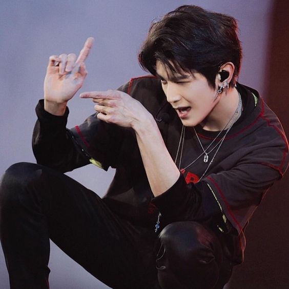hourly taeyong ! tweet media