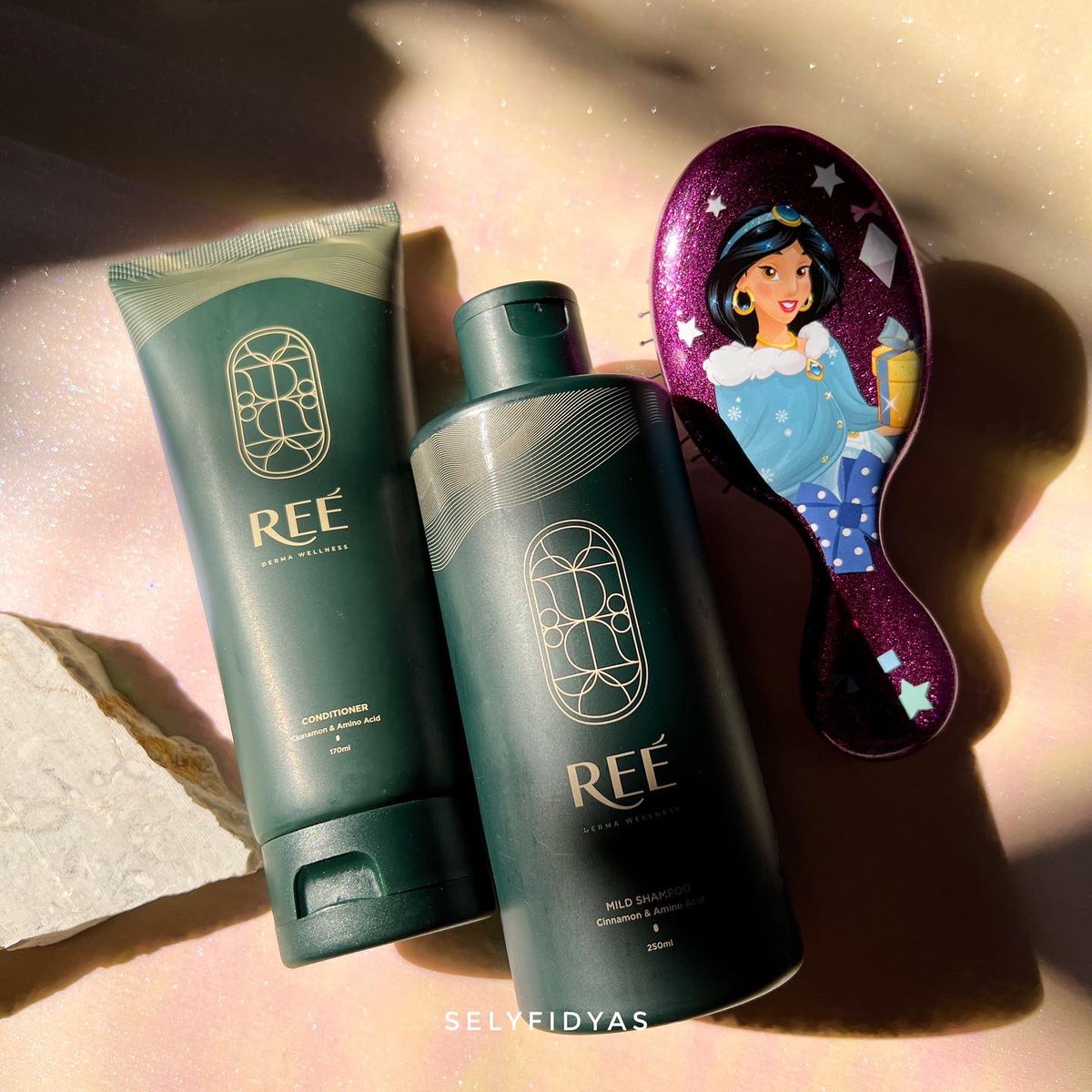 selyfidyas's tweet photo. Hair care untuk rambut rontok & rambut amburadul check‼️
—a thread
#racuninhaircare #haircare #reederma https://t.co/vsMzVMqeN5