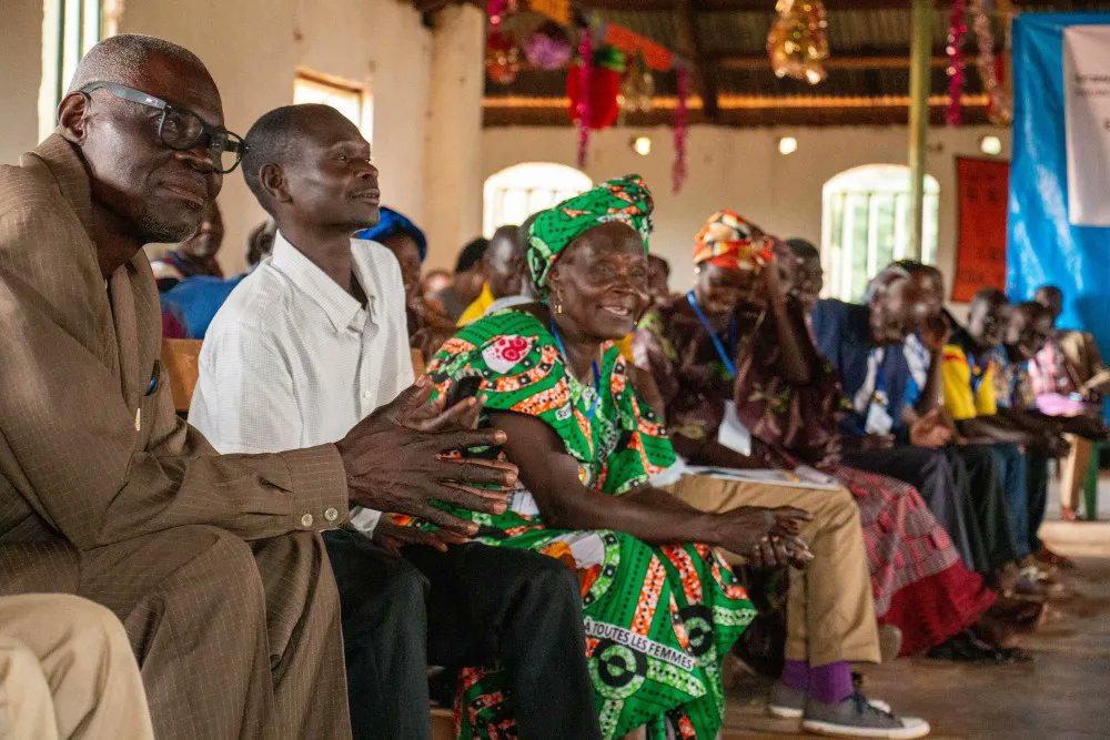 CRbuildpeace's tweet photo. "Dialogue is a tool that provides the mindset for listening and communicating across conflict divides."

Last month 150 people from 12 communities came together to discuss the future of #peace in Bossangoa, Central African Republic.

Read more : https://t.co/0MiwPcvkoQ https://t.co/NpIkx1kxcI