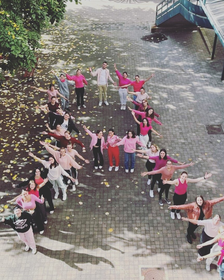 ESSJC43's tweet image. OCTOBRE ROSE, c’est anticiper, prévenir et sensibiliser les femmes au cancer du sein ...
Mardi 10 octobre, 1ère et terminale ST2S prennent la pause ensemble en signe de solidarité !