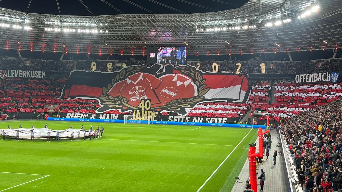 FasziFankurve's tweet photo. Choreografie zu 40 Jahren #Fanfreundschaft zwischen #Bayer04 #Leverkusen und den #Kickers #Offenbach beim gestrigen Heimspiel gegen den #FCPorto: #B04FCP #SVB #Werkself #UCL https://t.co/YnySRCS9o2 https://t.co/77JbruLPxb