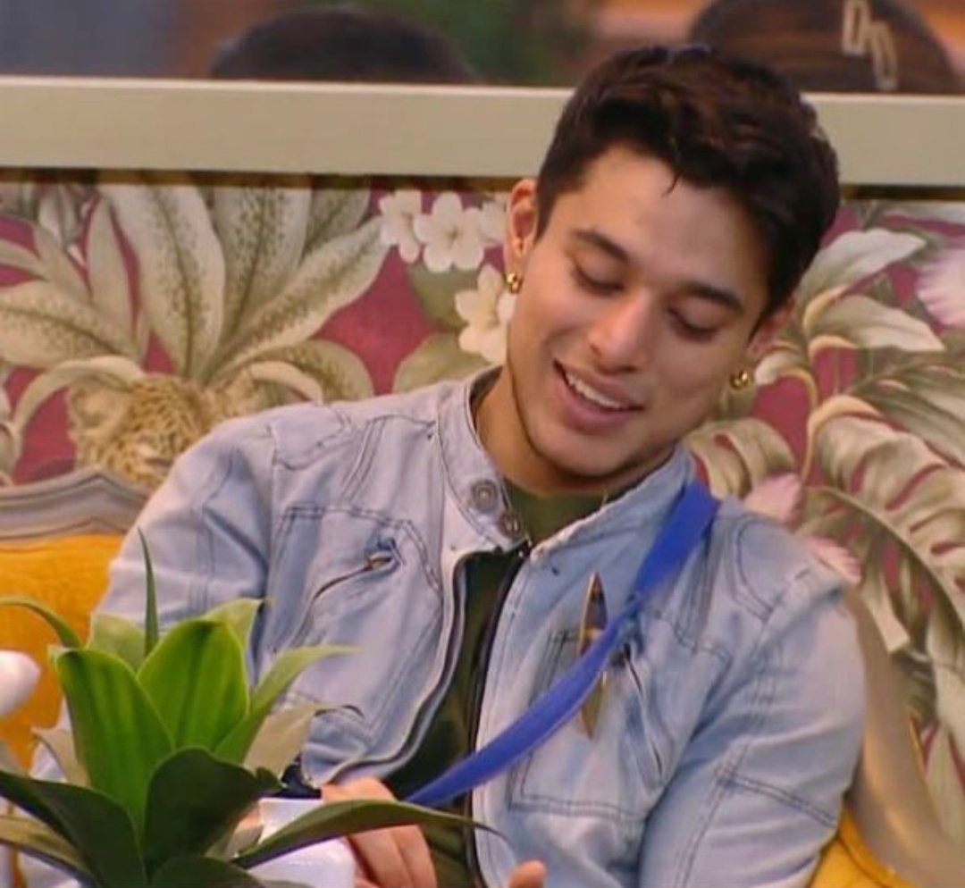 Rahulhuyrr's tweet photo. In BB 15 they cut the scenes of Pratik Bhai and after fifth week his screen time was cut to make and promote their fav in main episodes but due to live feed #PratikFam promoted #PratikSehajpal in such a way that they can't ignore him at all .#BiasedBB15 #BBKingPratik https://t.co/2HMVYN6fq4