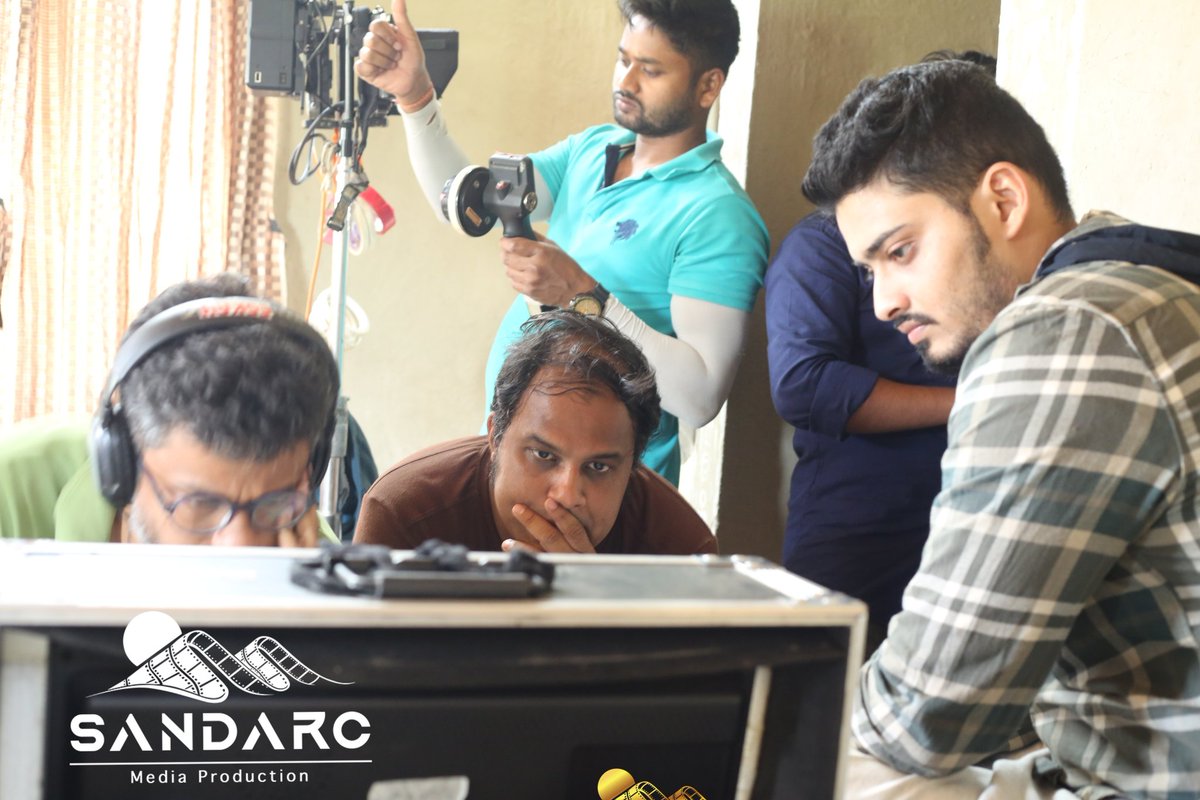 sandarcofficial's tweet photo. ক্যামেরাবন্দী ক্যামেরার নেপথ্যে। 🎬📽️
A behind the scene capture from the sets of #SedinKuyashaChilo
#comingsoon #newfilm #behindthescenes #moments #feature
#ArnabkMiddya @SGloves_You #SupriyoSamanta #VaishaliPrasad https://t.co/XPiLMa4D6w