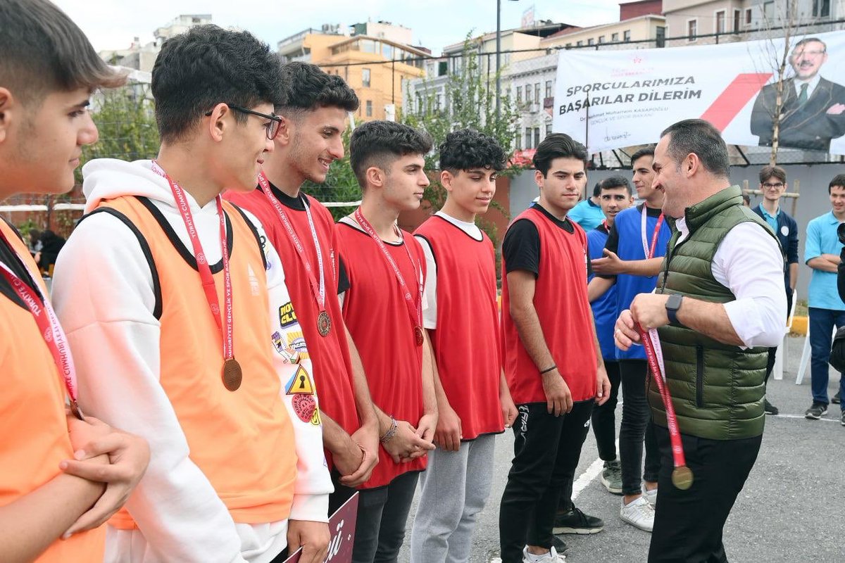 Kazanan hep gençlerimiz!❣️ Tersane-i Amire Anadolu Lisesi'nde Beyoğlu İlçe Milli Eğitim Müdürümüz Sn. @hnnbagci ve Gençlik Hizmetleri ve Spor İlçe Müdürümüz @mmalbayrakk’ın katılımıyla gerçekleştirdiğimiz voleybol turnuvasında gençlerimizin heyecanına ortak olduk.🏐☺️