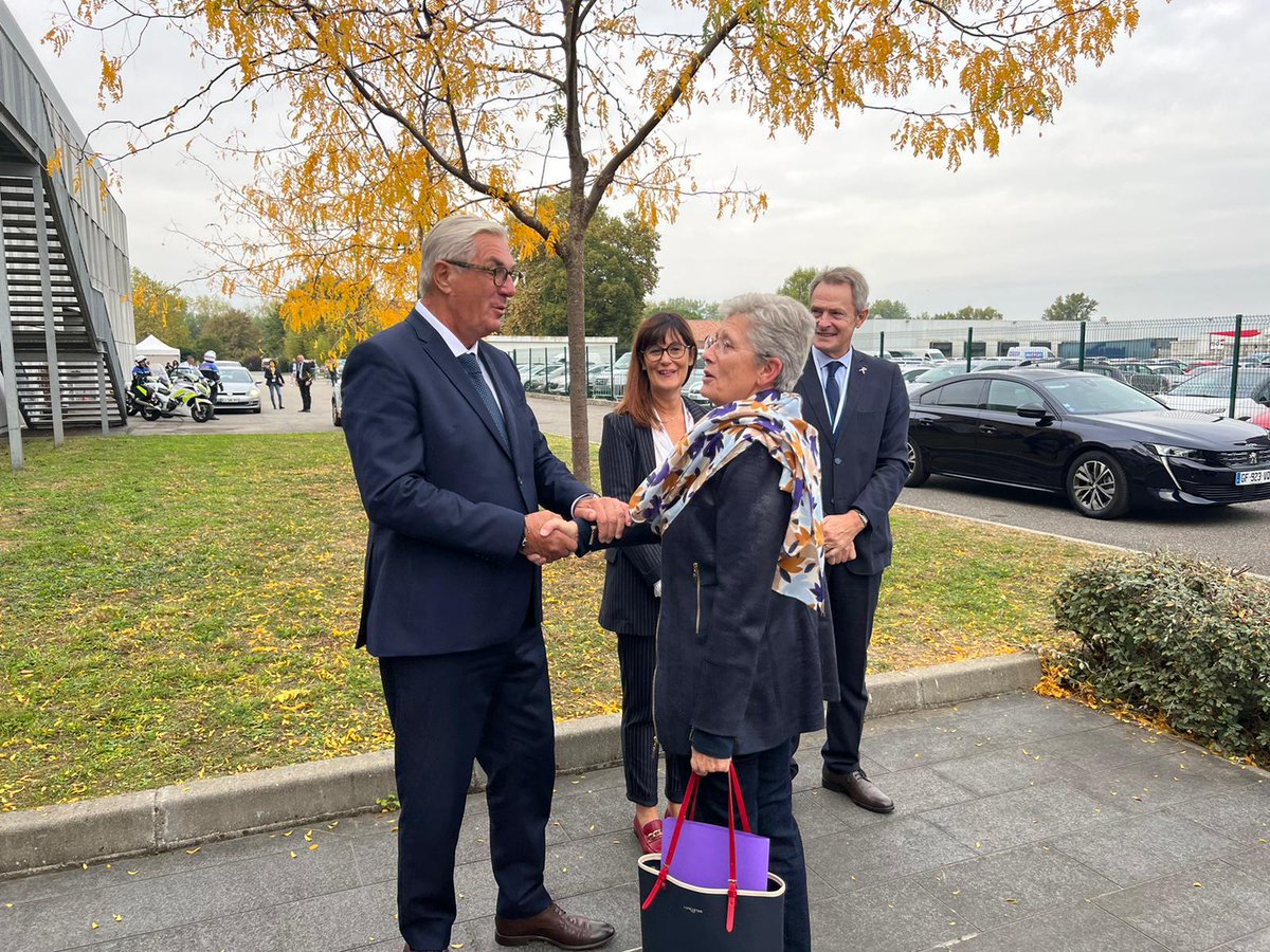 ADepartementsF's tweet photo. "Les précarités, ensemble pour faire face" : 60% du budget des #départements dédiés au social. La pauvreté gagne du terrain : premier échange pour débattre des moyens pour lutter contre la précarité avec Louis Maurin @Obs_ineg  #RSA #illectronisme cc @gdarrieussecq https://t.co/f05EBjur0m