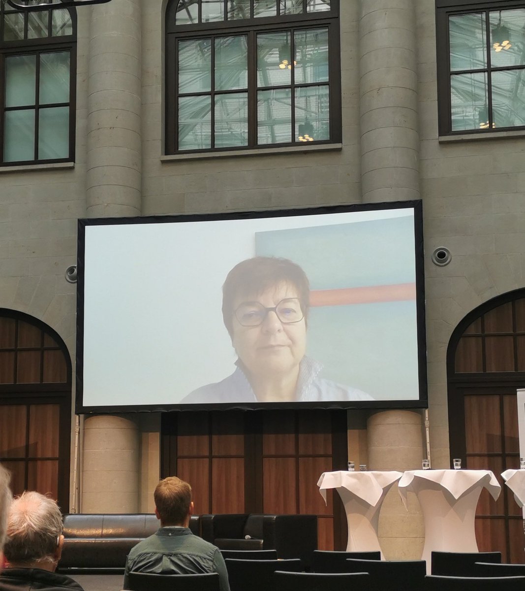 "Menschen müssen in einer digitalen Welt selbstbestimmt leben können", sagt MinR’in Dr. Heike Prasse in ihrer Begrüßung #ForumPrivatheit #BMBF