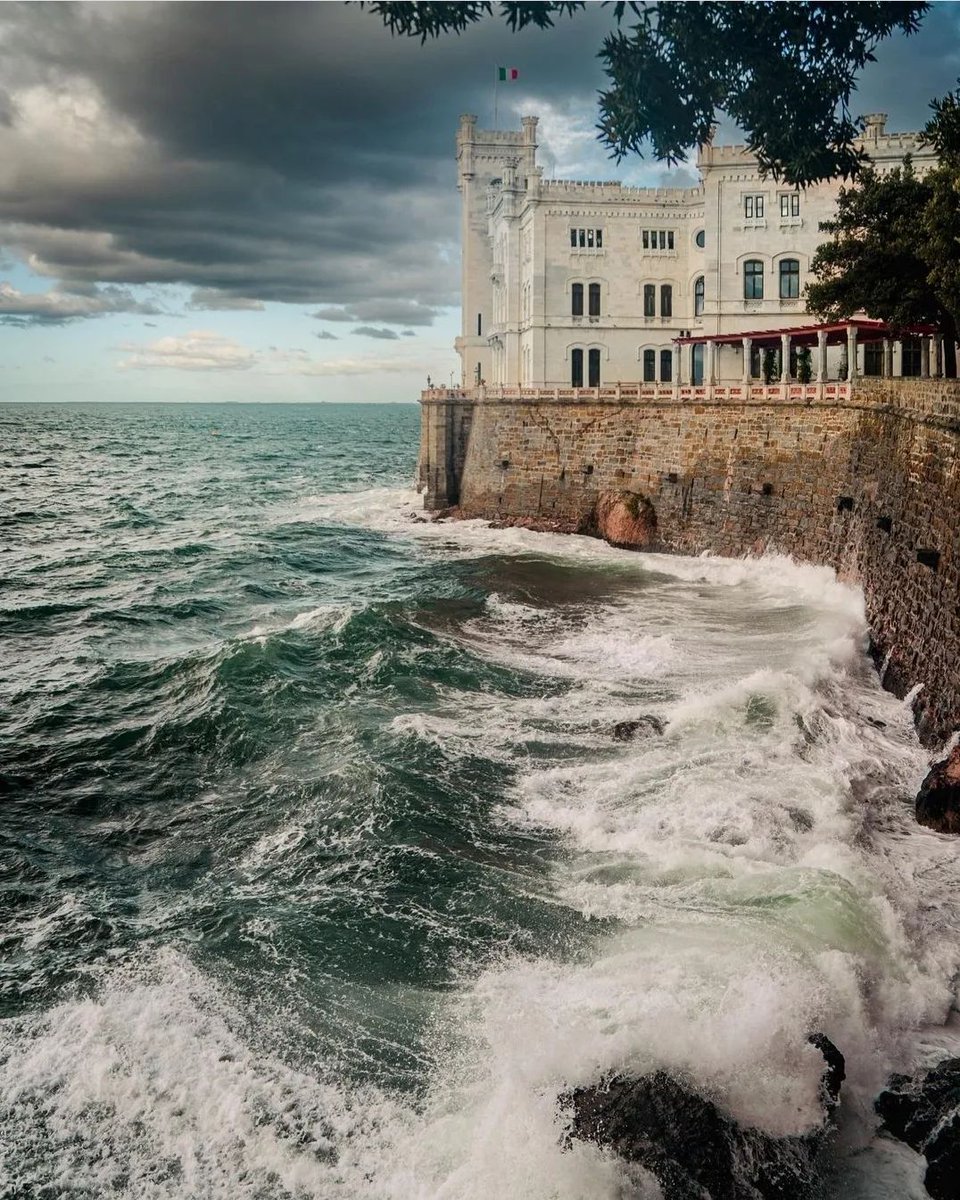 VisitFVG's tweet photo. 🏰 Castello di Miramare 📍Trieste 
🌊 Il castello che si affaccia sul mare
https://t.co/2eWf2y1jWB
📷 IG di maxdecimomeridio
#FVGlive #iosonofvg https://t.co/SpNCVQqpot