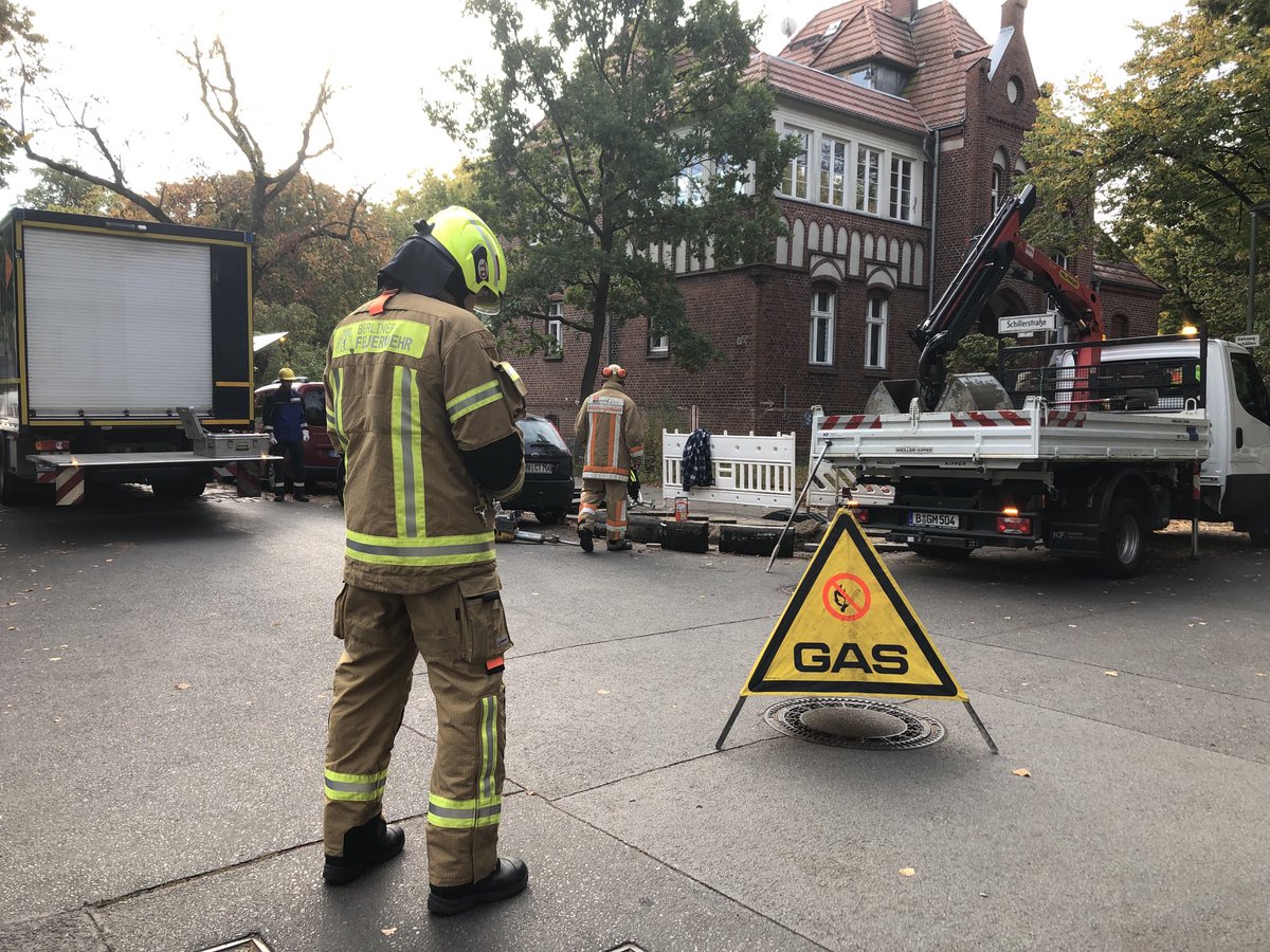 #Gasausströmung in #Wilhelmsruh: An der Schillerstr./Hielscher Str. ist bei Bauarbeiten eine Mitteldruckleitung beschädigt worden. ⁦@NBB_DE⁩ ist vor Ort. Gebäuderäumungen derzeit nicht erforderlich.