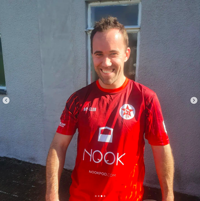 nookpod's tweet photo. Absolute joy at seeing the Bristol Redstar over 35’s football team in their new kit. Nook’s HQ is based in Bristol, so it’s great to be able to sponsor the local team. Go on fellas! ⚽️
#NookPod #Bristol #Football #CommunityEngagement https://t.co/wsdJlkO67R