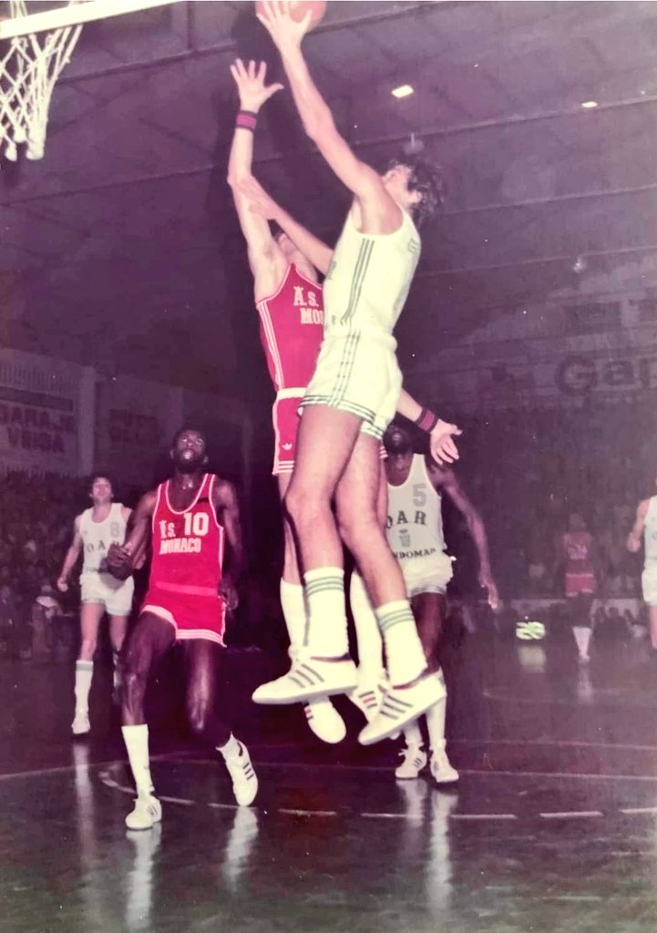 AgrasFernando's tweet photo. #TalDíaComoHoy  hace 40 años, segunda participación oarista en la Copa #KORAC Enfrentamiento ante @ASMonaco_Basket donde jugaba el futuro jugador caista y breoganista #JimmyAllen 13/10/1982 #ArchivoOAR 📸 Foto Arjo https://t.co/0UyQRz7WGY