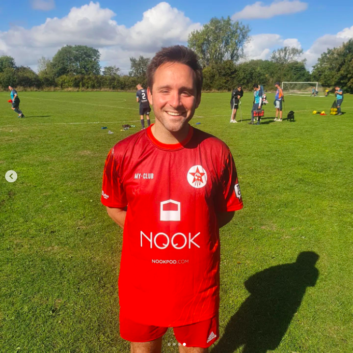 nookpod's tweet photo. Absolute joy at seeing the Bristol Redstar over 35’s football team in their new kit. Nook’s HQ is based in Bristol, so it’s great to be able to sponsor the local team. Go on fellas! ⚽️
#NookPod #Bristol #Football #CommunityEngagement https://t.co/wsdJlkO67R