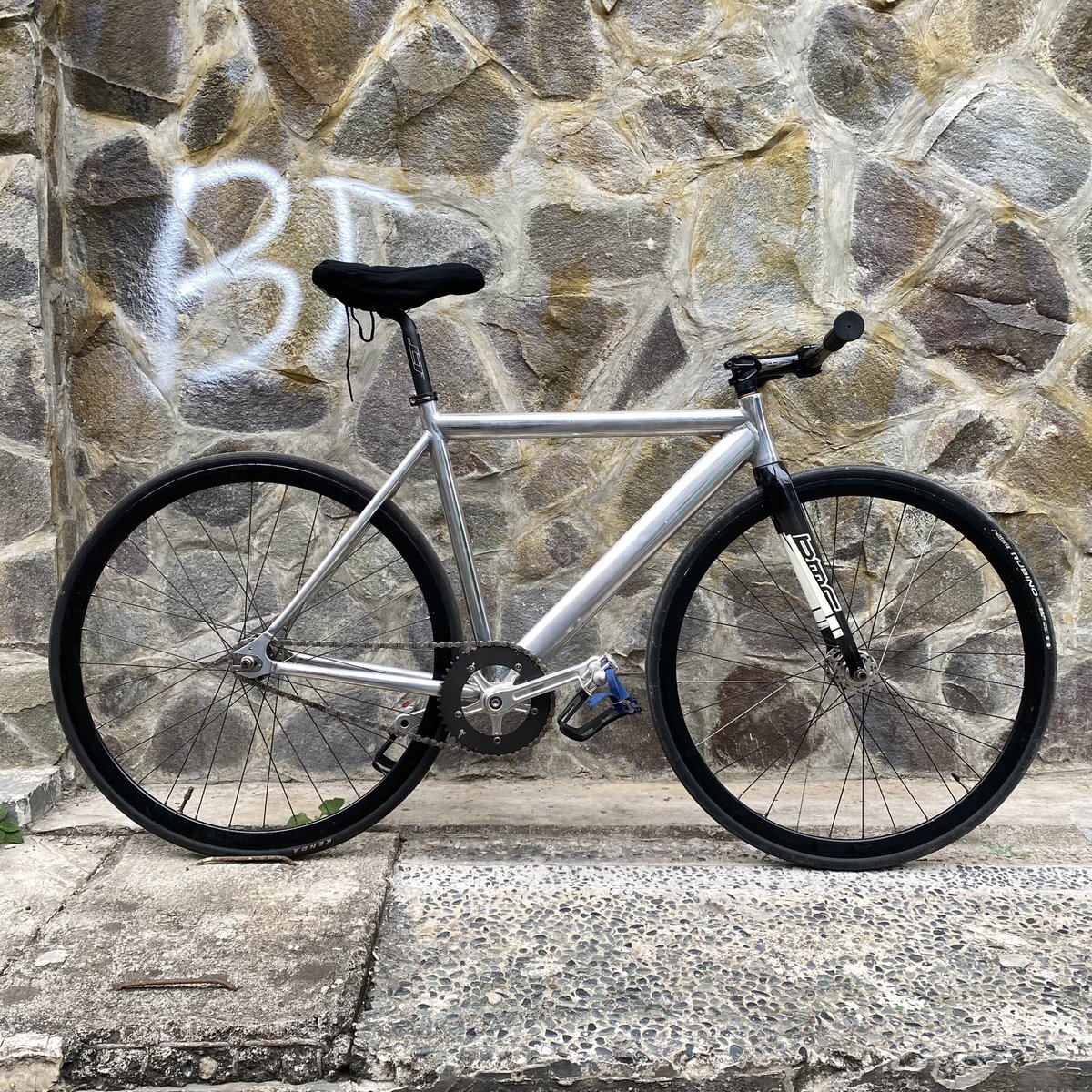 PartaiTimur's tweet photo. wts frame fuji sz 52.5 + fork bmc, include seatclamp dan headset #fnfjb https://t.co/Kf4z6Xw6UF