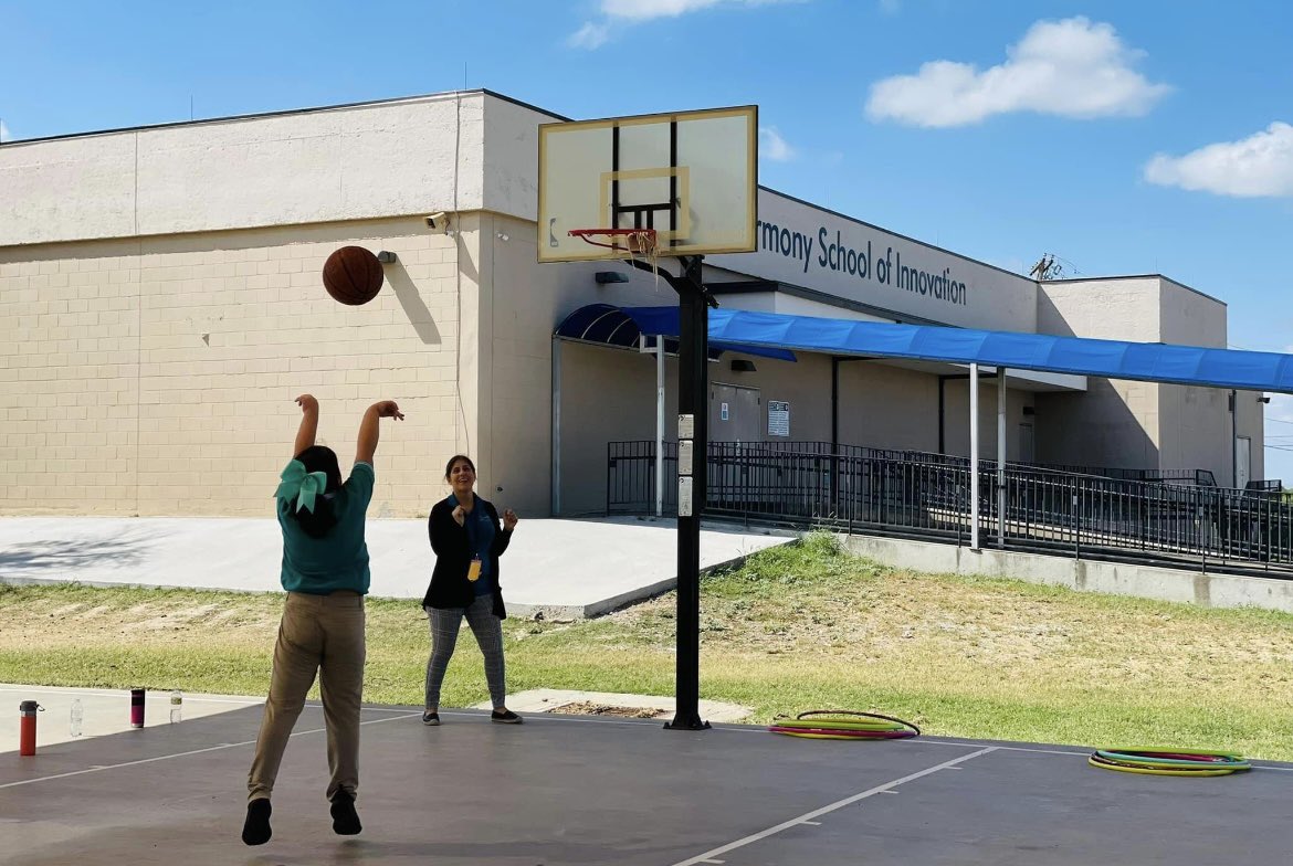 HSILaredo's tweet photo. Scholars put their knowledge of force, energy, and motion to use during science class. They discussed how much force was needed to shoot a basketball, how much motion was needed to make a hula hoop go round, and the amount of energy it takes to win a game of tug of war! Way to go https://t.co/COPRtLhpCo