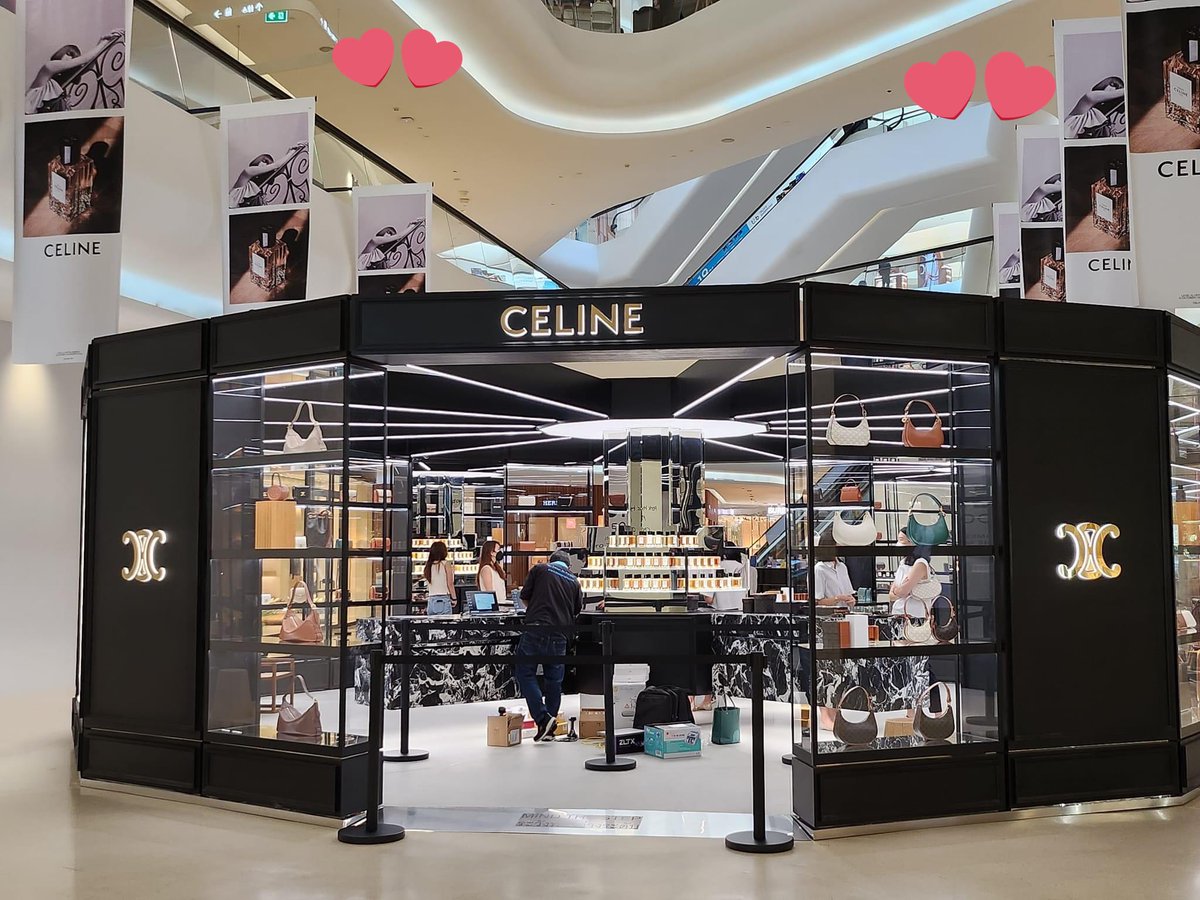 [SPOTTED] - #LISA ’s Ad for the Celine perfume campaign spotted in @celineofficial pop up store at Central Embassy Department store, Thailand 🇹🇭

c/o @pcwb99
 
#LISAXCELINE
#CELINEHAUTEPARFUMERIE 
#CELINEBYHEDISLIMANE
@celineofficial

#LALISA #MONEY