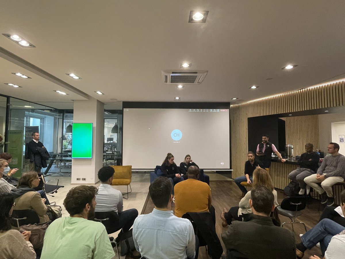 laura_haye_'s tweet photo. 2ème journée au festival @BzBAlsace ! 

On débute la journée avec la conférence « Data + Sports : la donnée au service de la performance sportive » 🏃

CEO, maître de conférence, sportifs professionnels, dirigeant… 12 intervenants avec nous !

#bzbalsace #bizzandbuzz @BzBAlsace https://t.co/T4W1f0noDc