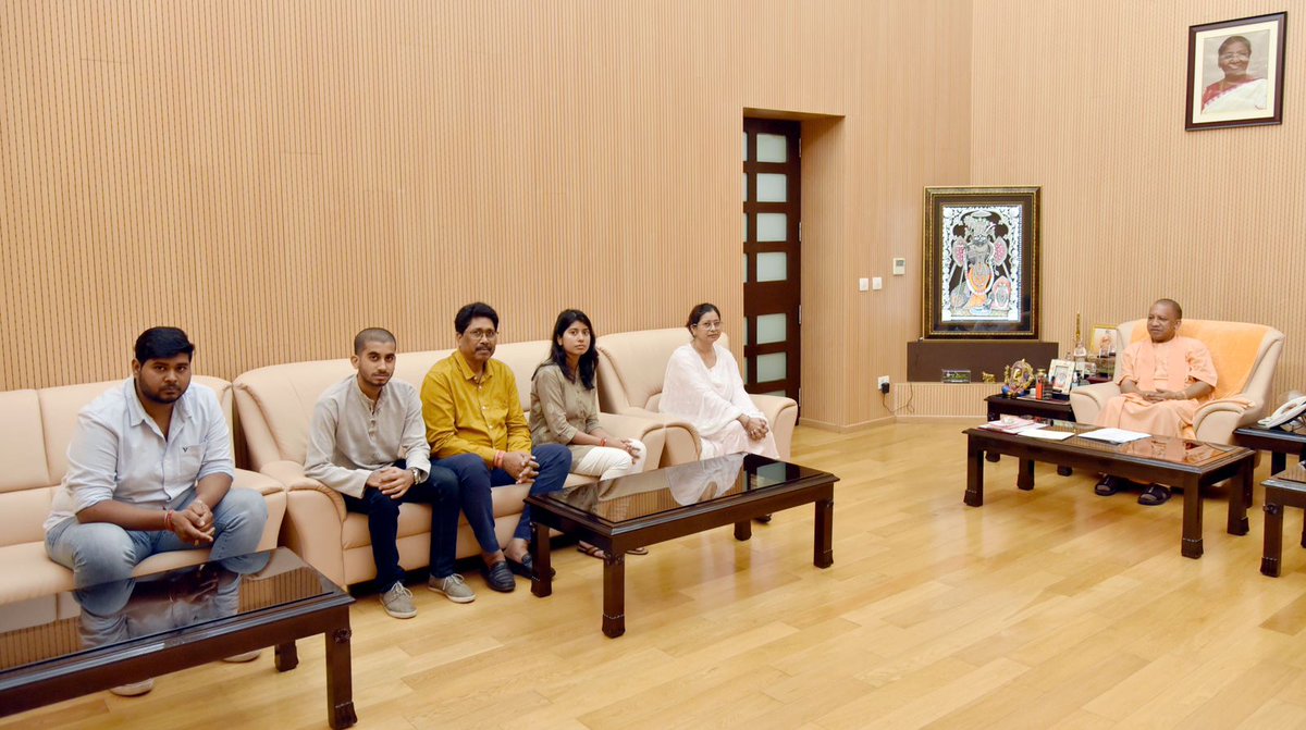 iRajuSrivastava's tweet photo. आज सपरिवार यूपी के सीएम माननीय श्री  योगी आदित्यनाथ जी से शिष्टाचार भेंट की। इस कठिन समय में एक अभिवावक की  तरह  साथ देने के लिए आपका बहुत बहुत धन्यवाद।
@myogiadityanath 🙏 https://t.co/X4Hzb8WE5j