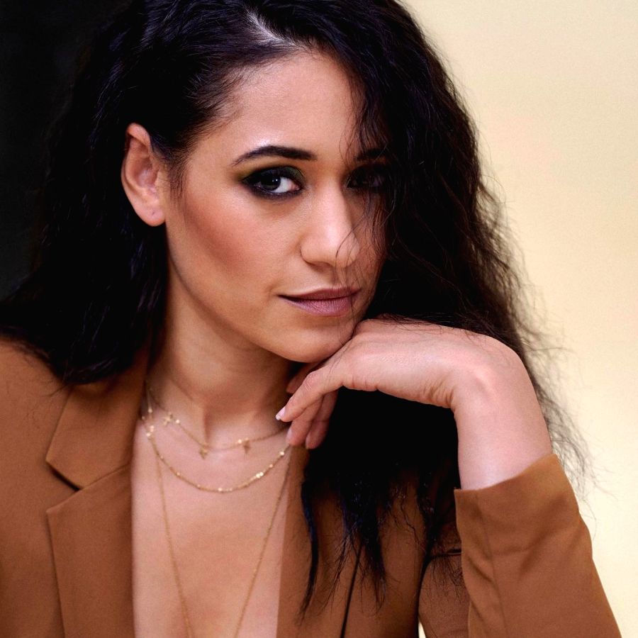 DailyBeautifuls's tweet photo. If you haven't seen @deathinparadise then you may not be aware of the cast. Let me introduce you to @Josie_official https://t.co/2rJbXpuTvo