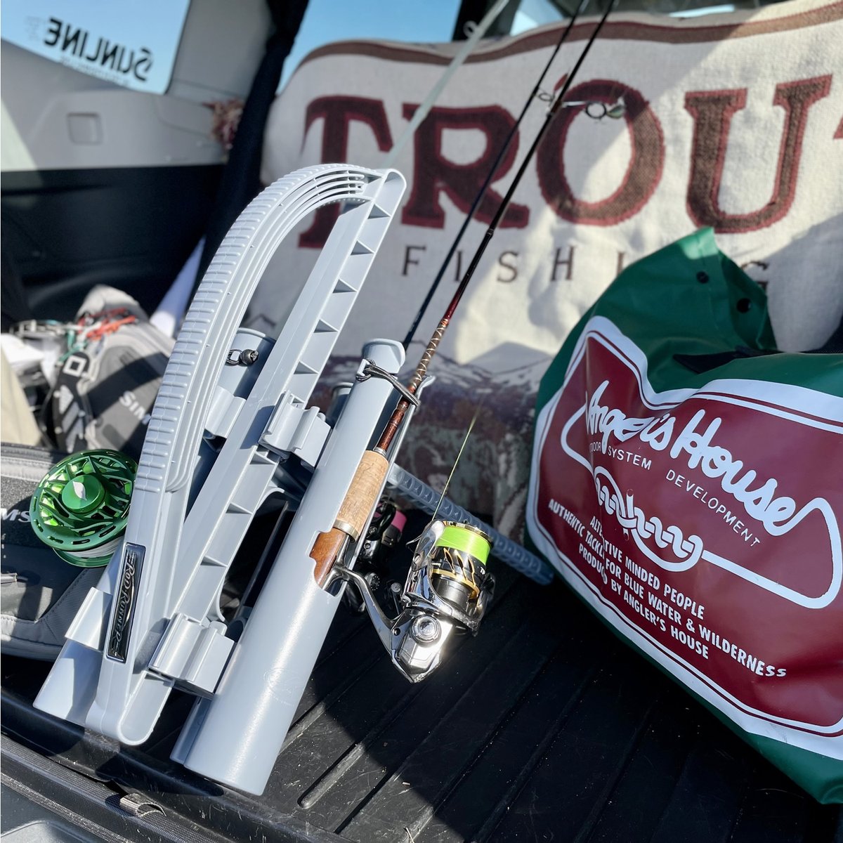 riverpeak39's tweet photo. 「ロッドランナー」
マルチタックルに対応
標準でスピニングリール、フライリールをセットできるボトルを装備。
Angler @angler_connie
10月18日発売
https://t.co/dd6ofH91Wo
☆発売記念セール☆
10/27まで Express3、Pro5 が10%OFF
お見逃しなく!
#RodRunner
#ロッドランナー
#ロッドスタンド https://t.co/bHke9ULupk