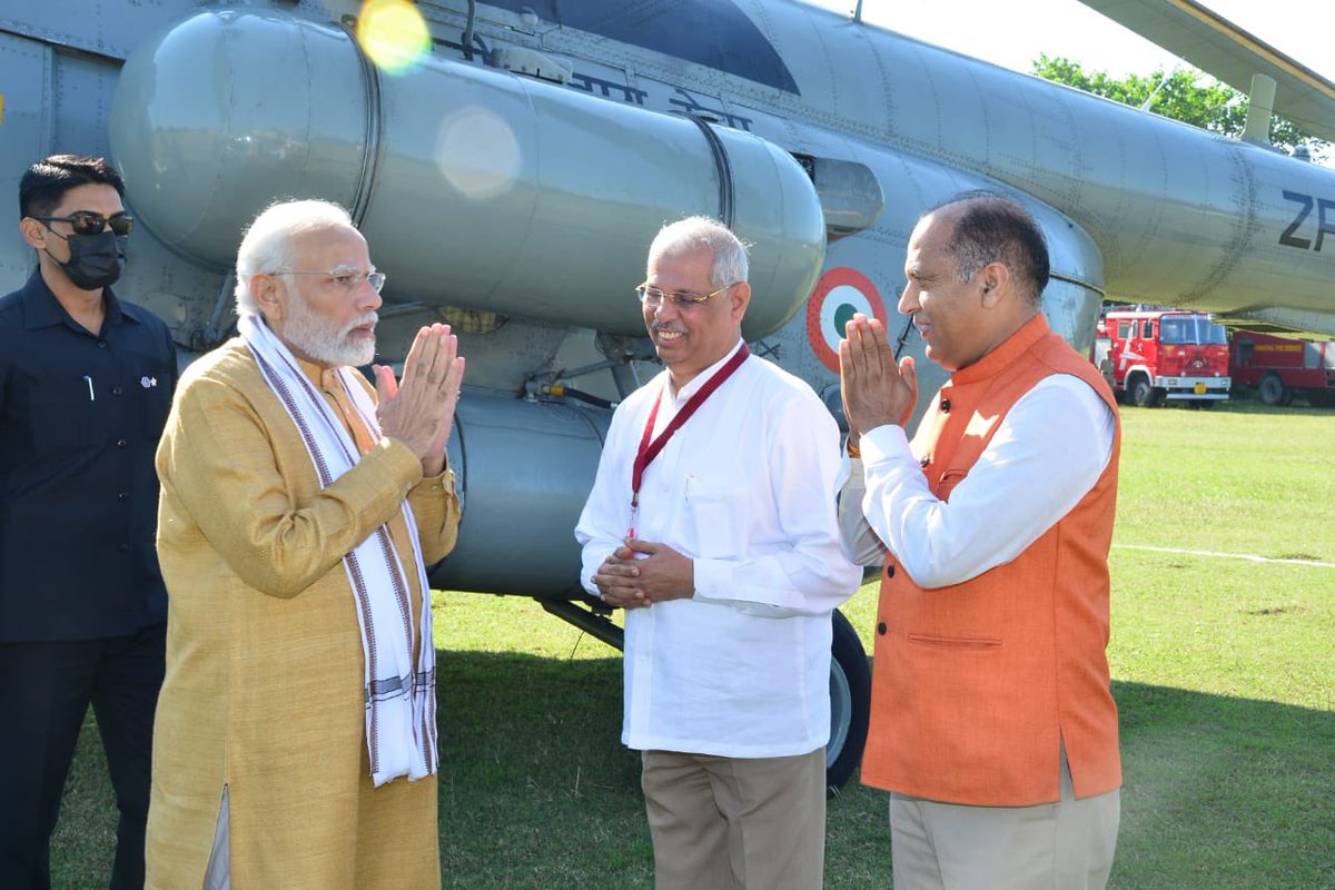 jairamthakurbjp's tweet photo. देवभूमि हिमाचल के ऊना पधारने पर प्रधानमंत्री श्री नरेन्द्र मोदी जी का हार्दिक स्वागत-अभिनंदन।

आज ऊना में आपके कर कमलों द्वारा IIIT, बल्क ड्रग पार्क व रेल सेवा ‘‘वंदे भारत एक्सप्रेस’’ की शुरुआत होना हम सबके लिए सौभाग्य का विषय है।

आपका हार्दिक अभिनंदन!
#HimachalWithDoubleEngine https://t.co/oqNV9GL95v