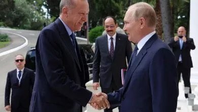 sonoiooggi's tweet photo. Che gran brutta foto…
Una #Pace indispensabile, questo è vero, ma tra le mani di un #sultano e di uno #zar che soffocano dissenso, libertà di stampa, informazione, diritti civili, oppositori, umiliando la #democrazia.
#Erdogan #Putin https://t.co/byfnmAi0Qh