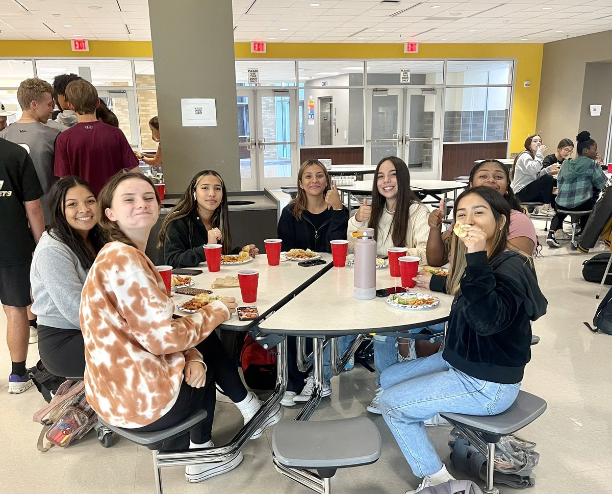 Seguin_XC's tweet photo. Seguin XC Pasta Team Dinner was a SUCCESS! Thank you to our Seguin XC PARENTS &amp; @CoachAlejandro_ for putting this together. The Pasta, Garlic Bread, Salads, Tea, &amp; I can’t leave out the Main Course…Dirt Dessert! 😋
#ItsAGreatDayToBeAMatador #oneheartoneseguin #MatadorFamily https://t.co/q8fd5C1aSm