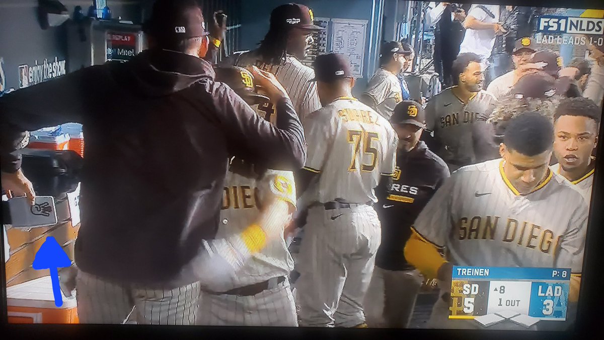 westsidelove_us's tweet photo. Check this sheeeeet out in the Padres dugout! #capturethemoment @Padres https://t.co/xQYx1JqYeX