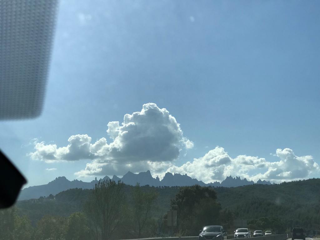 tot i que la meva fotografia és un desastre, sabeu quina muntanya és la del fons sota els núvols? (personal trànsit  tranquils,  jo no era qui portava el cotxe)