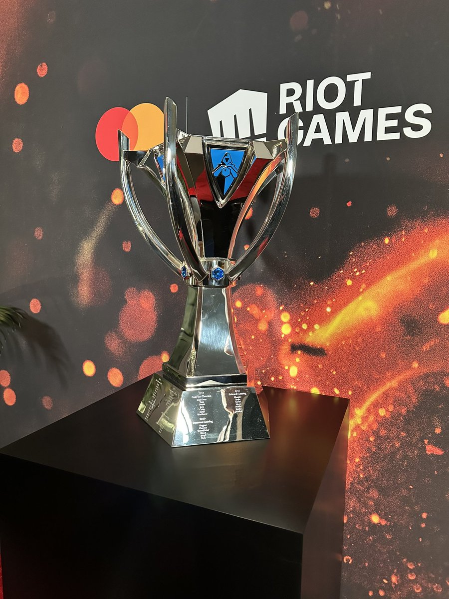 TKatzmanIT's tweet photo. Shoutout to @riotgames and @MastercardNexus for the #pricelesstable event at the Midnight Theatre in NYC. Some shots of the amazing and enthusiastic @razlol who made our night (That offer for a worlds drink is still good when you’re free!) https://t.co/ZnZ9706rVO