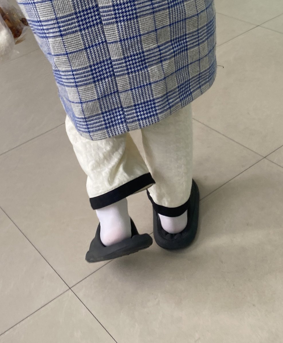 justdadingding's tweet photo. 白色冰冰袜好是最好看的
有着丝袜的感觉，用起来也舒服
脚后跟白里透红😍
#冰冰袜 #丝袜 #足控 #原味 #原味袜子 
#大学生 #拖鞋 #原味丝袜 https://t.co/mtQpnrXxMq