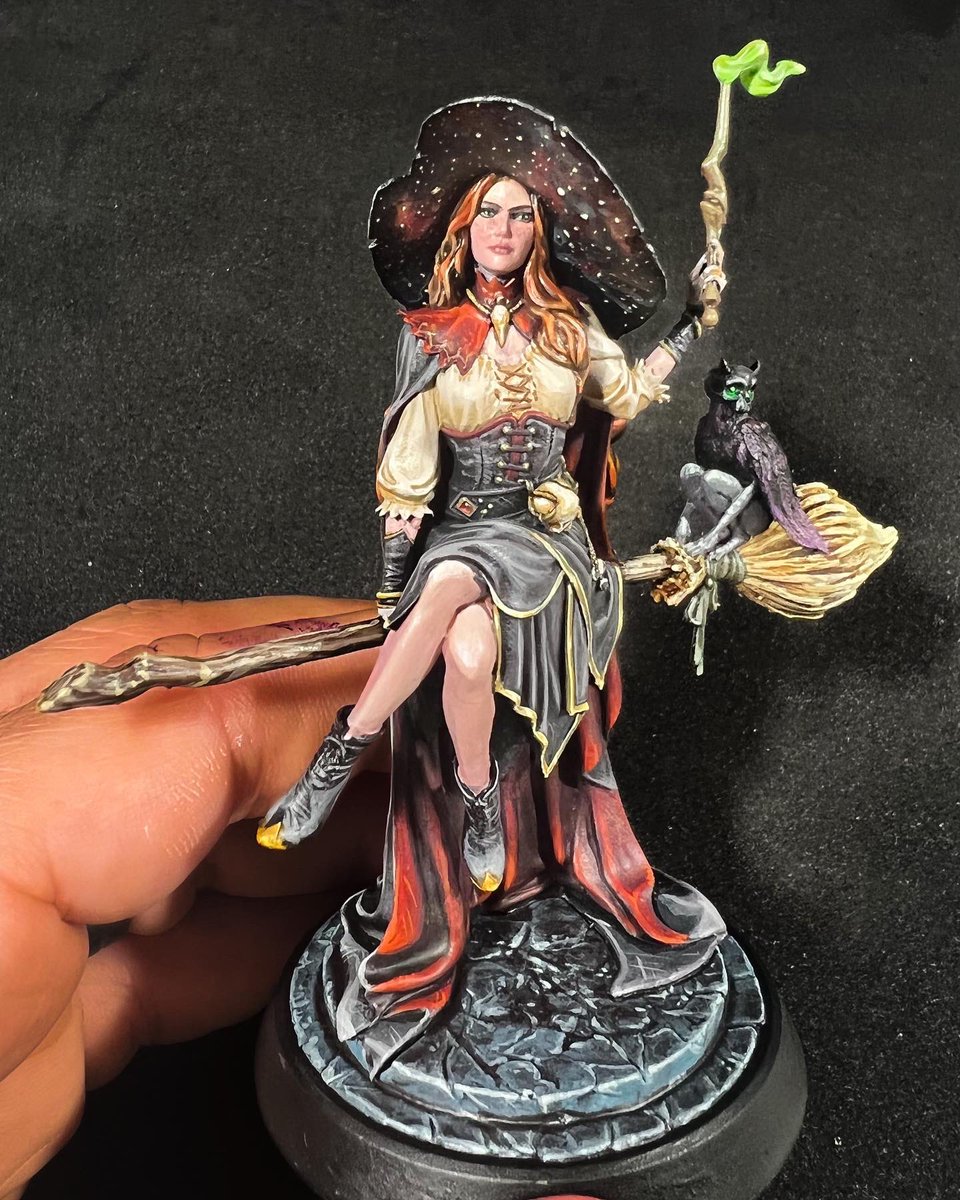 theSplatterHouz's tweet photo. Finished painting this amazing Witch from @lootstudios_  #witch #hocuspocus #spookyseason2022 #minipainter #dungeonsanddragons https://t.co/Z7xlln2p5i