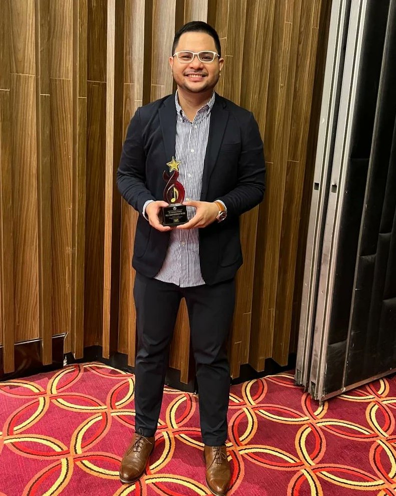 Salamat, PMPC Star Awards for Music. 
Last night, my ilocano song Dungo won Folk/Country Recording of the year.
Nawa'y mas marami pa pong awiting isinulat sa ating mga local languages ang di lamang po ma-categorize bilang "regional", kundi mas maging bahagi pa ng kalakhang OPM.