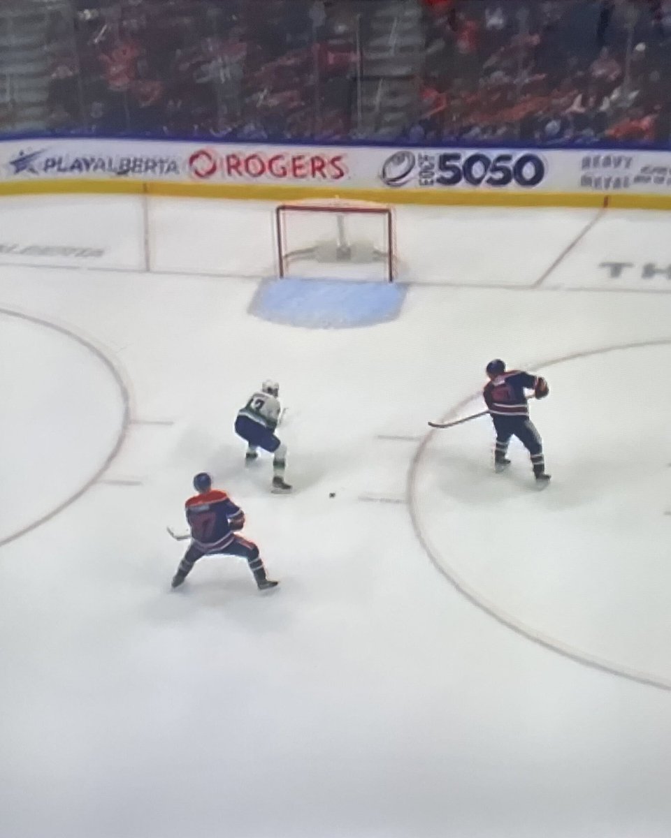 TekeyahS's tweet photo. YOU HAVE TO BE KIDDING ME 🥴

@evanderkane, I would like a word with you. https://t.co/85otmmglv1