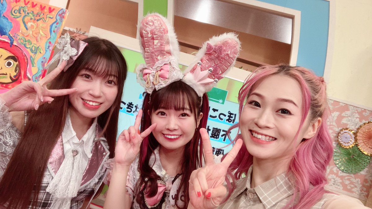 tomoepilicia's tweet photo. 本日はびわカン収録日！
今日の収録分の放送は10/21の深夜です！
ぜひ見てくださいね😊
写真は3週目ガールの3人で☺️
@shiraishi_ft @Chance_ayaka @biwakocompany @yukawamoto 
#びわカン #びわ湖放送白石 https://t.co/api3Jzdvek