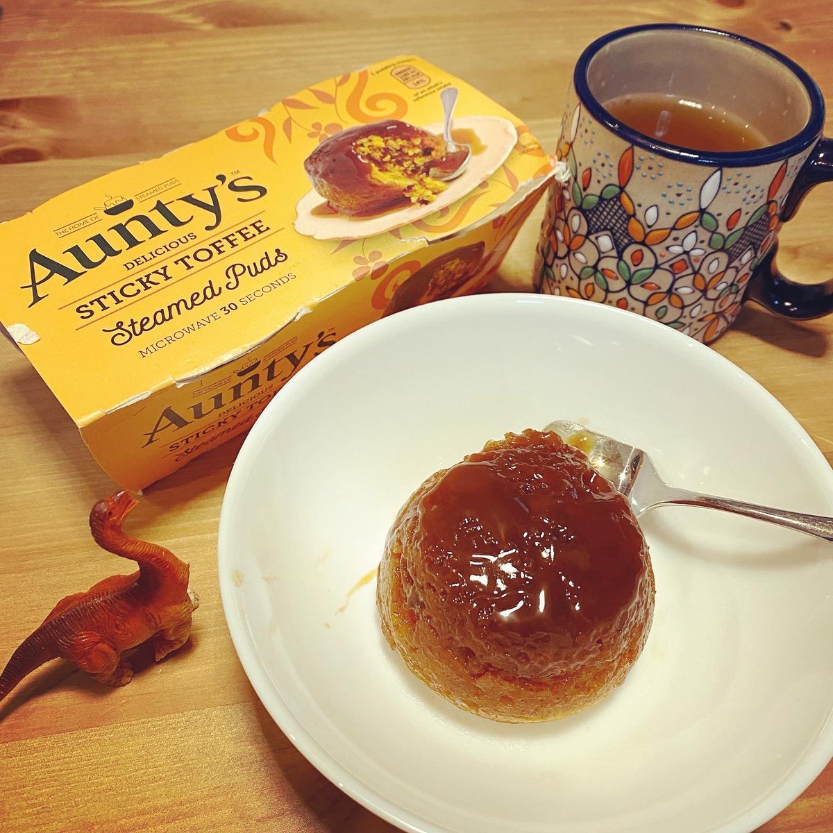 MaiSuzno's tweet photo. イギリスのレンジで温めるお菓子
マッシブなマーラーカオにキャラメルをかけたような感じで、お茶がないと食べ進めない甘さでした、流石ヌン活の国!
もうひとつあるので、めちゃくちゃ疲れた時のためにとっておく
母さんには秘密の引き出しがあるのだ
#steamedpudding https://t.co/ctl4muO5BV