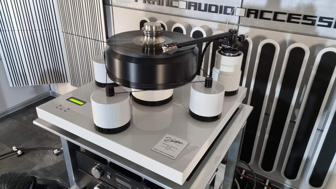 Berny2876's tweet photo. J.Sikora Reference Custom Edition 'table! Exclusively for Franc Audio Accessories #jsikora #jsikoraturntables #JSikora #vinyllover #turntablesetup #vinylcollection #vinyl #vinyljunkie #audioporn #homeaudio #turntable  #audiophiles #highend #highend #hifi #audiophile #highendaudio https://t.co/9crLkafZ5r