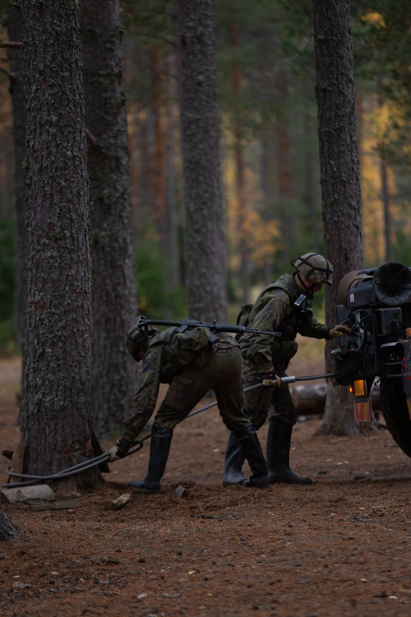 PanssariPR's tweet photo. Autokomppanian varusmiehet harjoittelevat tällä viikolla kuljettajan perustaitoja, eli ajoneuvon hallittua pelastamista ojasta, hinaamista ja ajamista vaativissa maasto-olosuhteissa. Tärkeitä taitoja kaikille teillä liikkujille.👌🏽
📽: https://t.co/MM75uq7kdY
#pspr #parhp #autok https://t.co/GQtoykSiU9