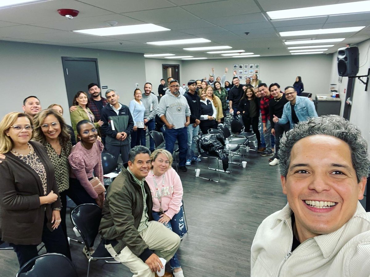 eulisesgil's tweet photo. Un gran tiempo en Chicago 🇺🇸 🙌🏼
.
Gracias amigos y pastores Lalo y Lore por darme el privilegio de celebrar con ustedes el aniversario de la iglesia Gente unida y Gente unida crossroads 😊
.
¡Gracias a todos por las atenciones y muestras de cariño! https://t.co/AztO37wTK7