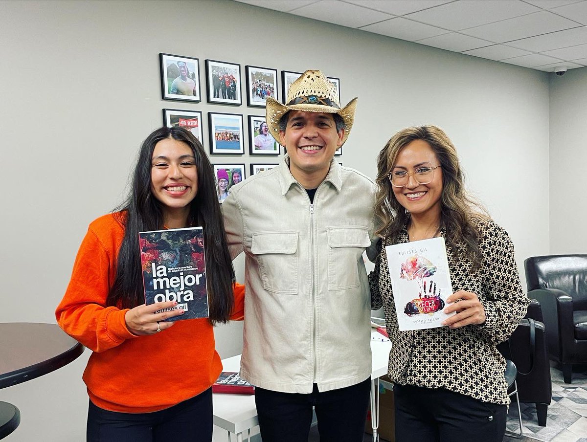 eulisesgil's tweet photo. Un gran tiempo en Chicago 🇺🇸 🙌🏼
.
Gracias amigos y pastores Lalo y Lore por darme el privilegio de celebrar con ustedes el aniversario de la iglesia Gente unida y Gente unida crossroads 😊
.
¡Gracias a todos por las atenciones y muestras de cariño! https://t.co/AztO37wTK7