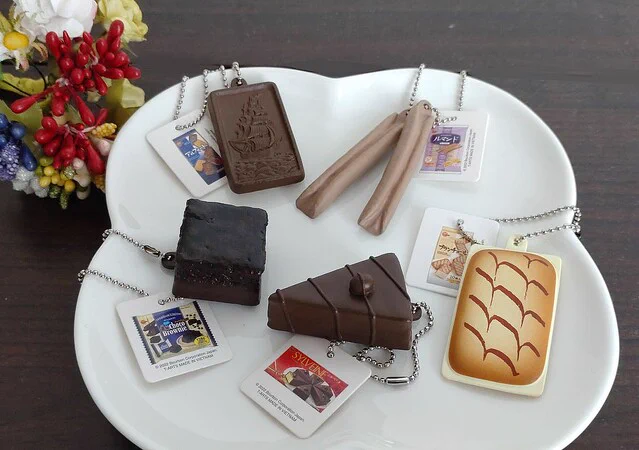 思わず食べたくなる？！ブルボンの定番菓子がカプセルトイに！！