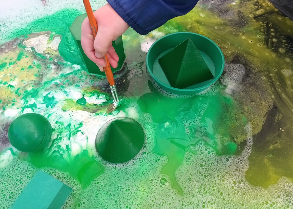 MrK_Art_Teacher's tweet photo. We love
Messy play;
Messy play
Loves us. 

#ArtEducation #ColourField #Cornflour #EarlyYears #Education  #LearningEnvironment #LearningThroughPlay #Malleable #MessyPlay #OutdoorLearning #SharedPlay #SharingIsCaring #SummerswoodSchool #Tactile #Touch #TuffTray 
@SummerswoodPS https://t.co/0vIRQxRZWL