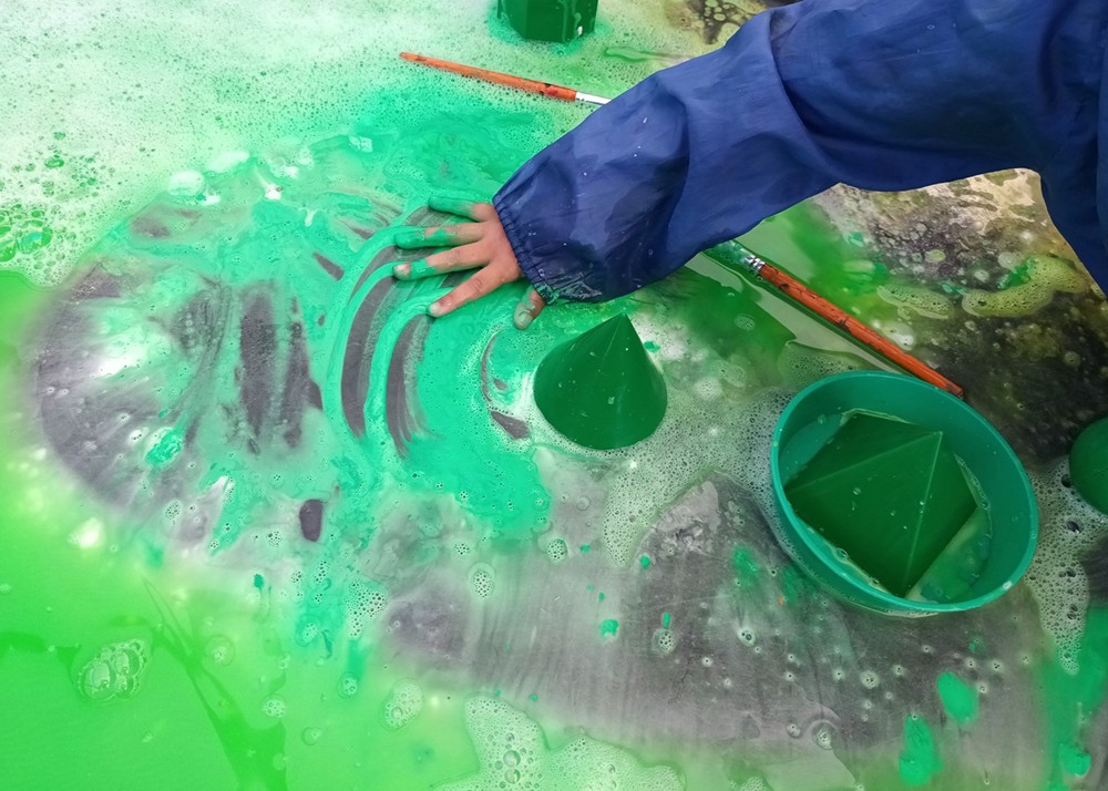 MrK_Art_Teacher's tweet photo. We love
Messy play;
Messy play
Loves us. 

#ArtEducation #ColourField #Cornflour #EarlyYears #Education  #LearningEnvironment #LearningThroughPlay #Malleable #MessyPlay #OutdoorLearning #SharedPlay #SharingIsCaring #SummerswoodSchool #Tactile #Touch #TuffTray 
@SummerswoodPS https://t.co/0vIRQxRZWL