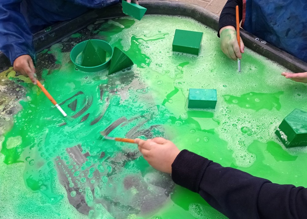 MrK_Art_Teacher's tweet photo. We love
Messy play;
Messy play
Loves us. 

#ArtEducation #ColourField #Cornflour #EarlyYears #Education  #LearningEnvironment #LearningThroughPlay #Malleable #MessyPlay #OutdoorLearning #SharedPlay #SharingIsCaring #SummerswoodSchool #Tactile #Touch #TuffTray 
@SummerswoodPS https://t.co/0vIRQxRZWL