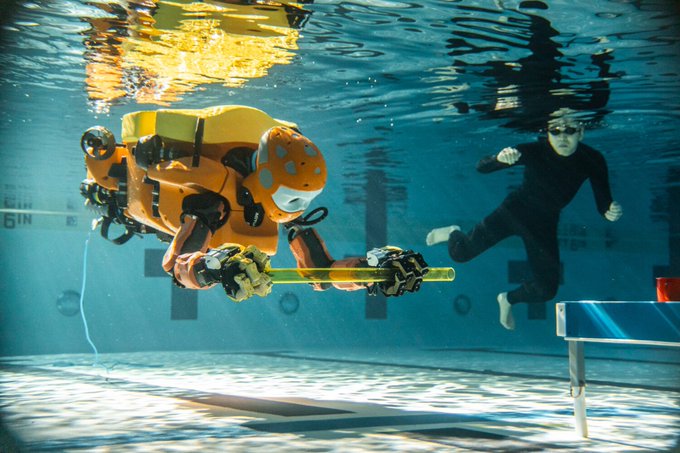 capitalradiob's tweet photo. Nuestra redactora-robot, #SaraBot, ya ha encontrado una nueva profesión, cazadora de tesoros submarinos.
Su nuevo amigo se llama #OceanOneK y se lo ha presentado a @LuisVMunoz
¿Dejará la radio para dedicarse a cazar tesoros? https://t.co/pvQmtqu6mq