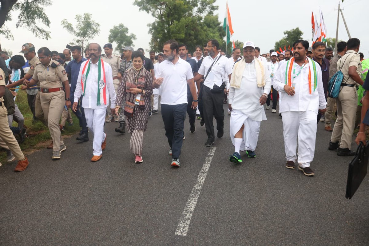 Kumari_Selja's tweet photo. देशहित के लिए उठा एक सशक्त कदम है भारत जोड़ो यात्रा।

#BharatJodoYatra भारत को एकता के सूत्र में जोड़ते हुए आगे बढ़ रही है। 

आज कर्नाटक के चित्रदुर्ग में श्री राहुल गांधी के नेतृत्व में चल रही #BharatJodoYatra में हिस्सा लिया। https://t.co/hsMPxopDjK