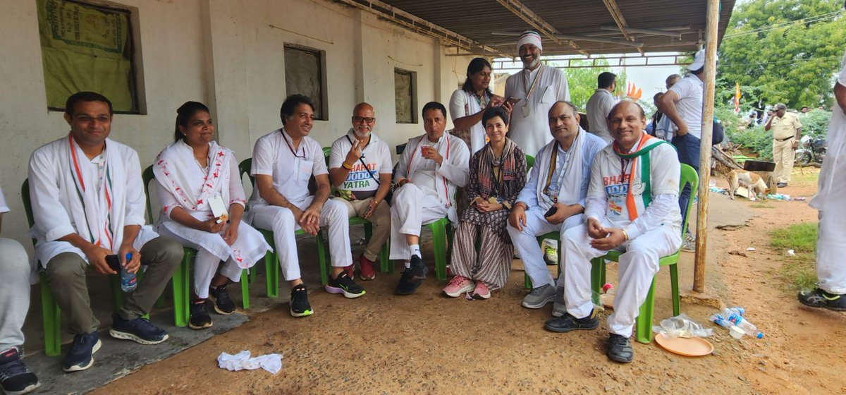 Kumari_Selja's tweet photo. देशहित के लिए उठा एक सशक्त कदम है भारत जोड़ो यात्रा।

#BharatJodoYatra भारत को एकता के सूत्र में जोड़ते हुए आगे बढ़ रही है। 

आज कर्नाटक के चित्रदुर्ग में श्री राहुल गांधी के नेतृत्व में चल रही #BharatJodoYatra में हिस्सा लिया। https://t.co/hsMPxopDjK