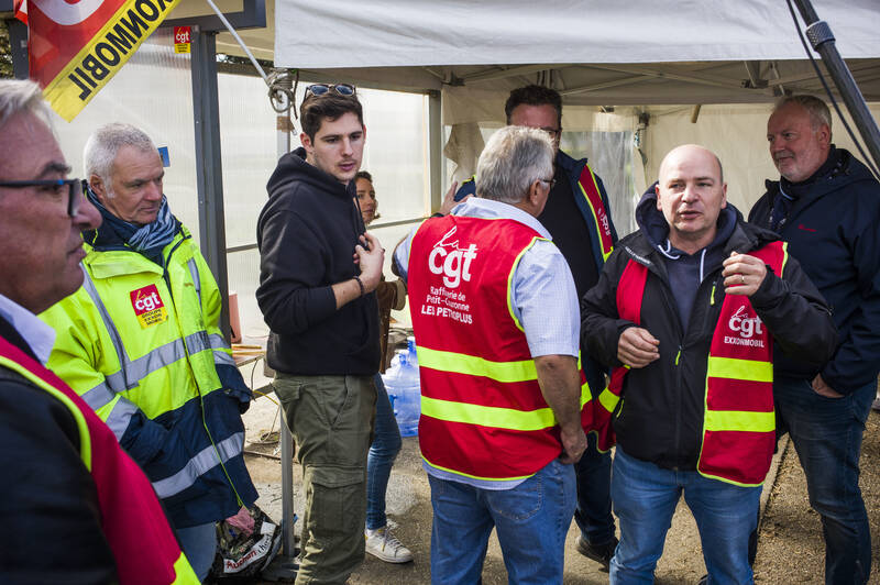 tcabarrus's tweet photo. Chez #Esso, les 2 #operateurs réquisitionnés ont rouvert dès hier soir les vannes de la raffinerie de #Gravenchon (#SeineMaritime) et le #carburant devrait venir remplir les cuves des #stationsservices d'#IledeFrance dès ce matin. https://t.co/9mqWLHD4ni