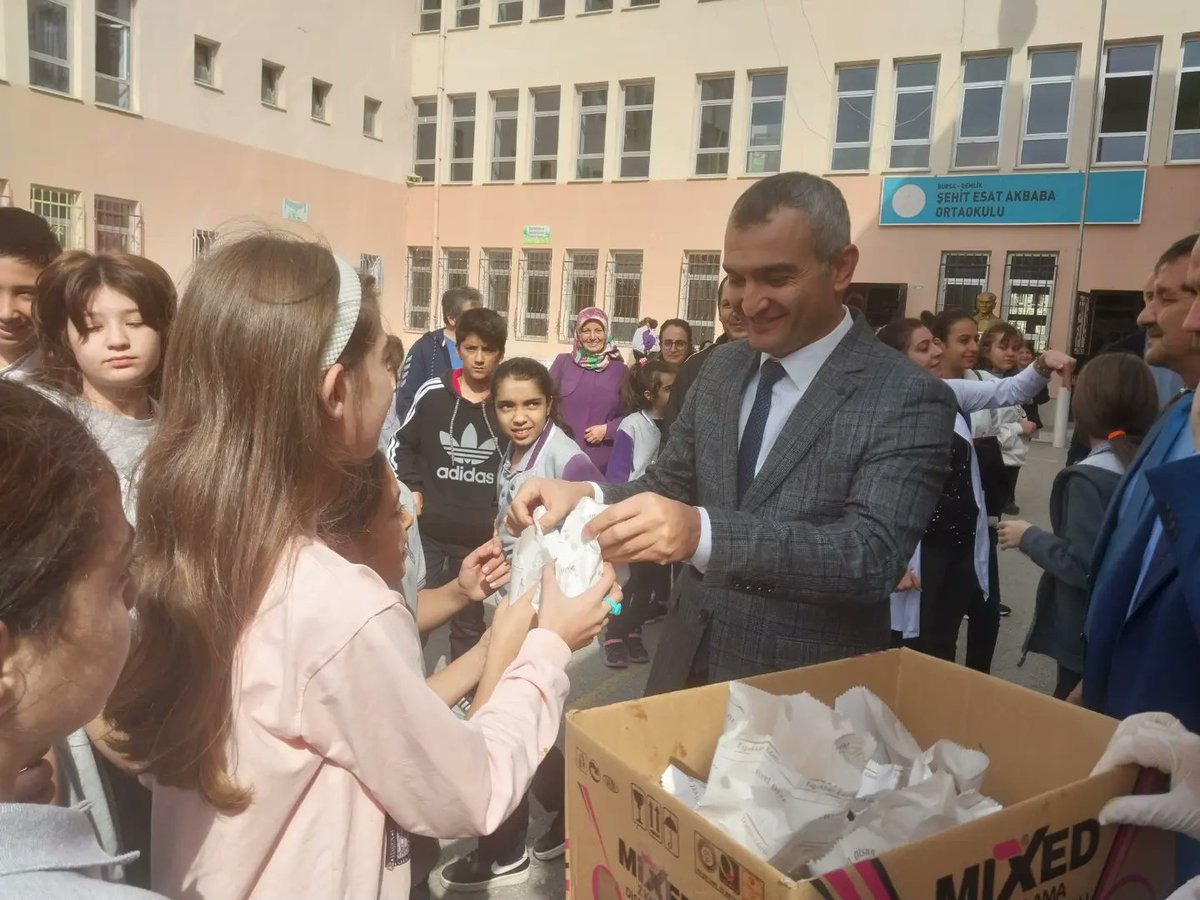 Şehit Esat Akbaba Ortaokulumuzda,Okul Müdürümüz Ahmet Turan Polat'ın sevgili evladı Şehit Er Çağlayan Polat'ın vefatının sene-i devriyesinde öğrencilerimiz, velilerimiz,öğretmenlerimizle birlikteydik.Evladımızı dualarla rahmetle yad ettik. Öğrencilerimizle umut ettik gülümsedik.