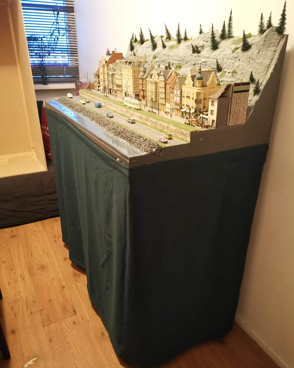 WesleyPieterse2's tweet photo. Goedemorgen, laatste dagje werken, morgen vrij en dan nog wat herstel werkzaamheden aan de diorama's voor het Schiedam’s Modelspoor Festival van MSV schiespoor waar ik dit weekend sta.

#trein #treinleven #modelspoor #modeltrein #h0 #modelbahn #modelrailway #modeltrains https://t.co/zCt8ljXrps